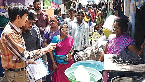 சென்னை வால்டாக்ஸ் சாலை ஜட்காபுரத்தில் டெங்கு தடுப்பு நடவடிக்கைகள் குறித்து மக்களிடம் விளக்கினார் மாநகராட்சி ஆணையர் ஜெ.ராதாகிருஷ்ணன்.