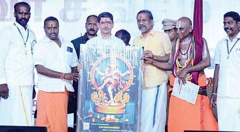 திருவிடைமருதூர் வட்டம் ஒழுகச்சேரியில் தமிழ் சேவா சங்கம் சார்பில் நேற்று நடைபெற்ற பண்பாட்டு கலை நிகழ்ச்சியில் தமிழக ஆளுநர் ஆர்.என்.ரவிக்கு நினைவுப் பரிசு வழங்கிய தர் வேம்பு