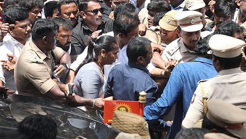 நடிகை விஜயலட்சுமி அளித்த புகாரின் பேரில் தனது மனைவி கயல்விழியுடன் வளசரவாக்கம் காவல் நிலையத்தில் ஆஜரான நாம் தமிழர் கட்சியின் தலைமை ஒருங்கிணைப்பாளர் சீமான்