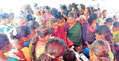 கெலமங்கலம் இந்தியன் வங்கியில் மகளிர் உரிமைத் தொகையைப் பெற நேற்று ஒரேநேரத்தில் திரண்ட பெண்கள்.