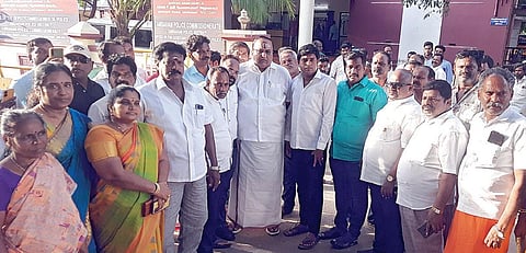 பாஜக பிரமுகர் வெங்கடேஷ் தாம்பரம் அருகே கொலை செய்யப்பட்டதை அடுத்து செங்கல்பட்டு வடக்கு மாவட்ட பாஜக தலைவர் வேதசுப்பிரமணியம் தலைமையில் தாம்பரம் துணை ஆணையரை பாஜகவினர் நேற்று சந்தித்து விரைந்து நடவடிக்கை எடுக்க கூறினர்.  படம்: எம்.முத்துகணேஷ்