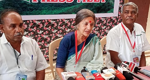 நாமக்கல்லில் ஆதிவாசி உரிமைகளுக்கான தேசிய அமைப்பின் 4வது அகில இந்திய மாநாட்டில்  பங்கேற்ற சிபிஎம் அரசியல் தலைமை குழு உறுப்பினர் பிருந்தா பாரத் செய்தியாளர்களைச் சந்தித்தார்.