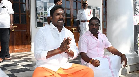புதுச்சேரி சட்டப்பேரவை வளாக படிக்கட்டில் அமர்ந்து பாஜக எம்எல்ஏ, ஆதரவு சுயேட்சை எம்எல்ஏ தர்ணா போராட்டத்தில் ஈடுபட்டனர். | படங்கள்: எம். சாம்ராஜ்