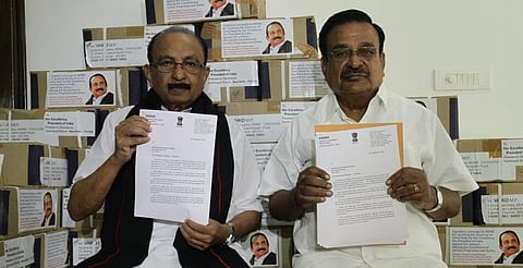 தமிழக ஆளுநர் பொறுப்பிலிருந்து ஆர்.என்.ரவியை நீக்கக் கோரி பெறப்பட்ட 50 லட்சம் கையெழுத்துப் படிவங்களை  குடியரசுத் தலைவர் மாளிகையில் ஒப்படைத்த மதிமுக பொதுச் செயலாளர் வைகோ, உடன் எம்.பி.கணேசமூர்த்தி