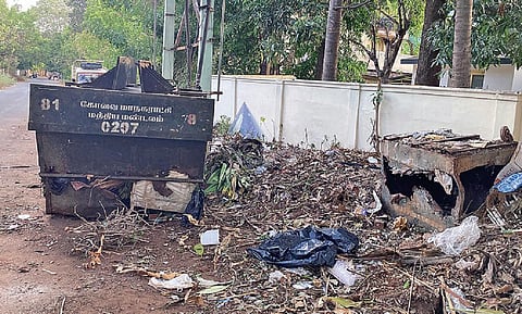 கோவை ரேஸ்கோர்ஸ் பகுதியில் சேதமடைந்து காணப்படும் குப்பைத் தொட்டிகள்.  படங்கள் : ஜெ.மனோகரன்