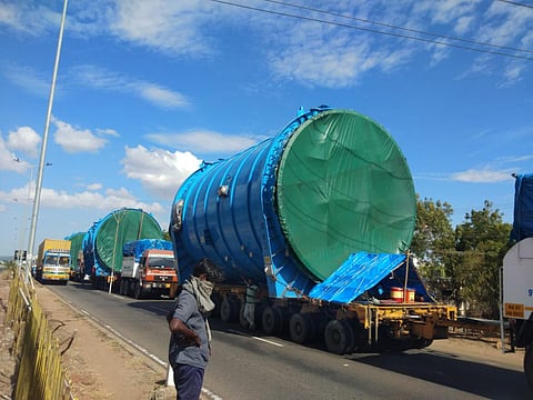 ராட்சத லாரிகளில் கொண்டு செல்லப்பட்ட உபகரணங்கள்