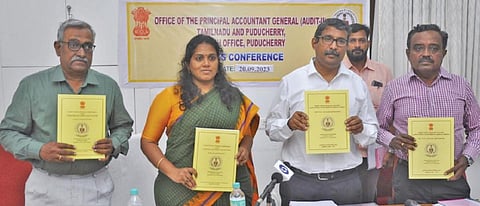 புதுச்சேரி நிதித்துறை மீதான தணிக்கை அறிக்கை சட்டப்பேரவையில் நேற்று சமர்ப்பிக்கப்பட்டது. அந்த அறிக்கையுடன் தமிழ்நாடு- புதுச்சேரி முதன்மை அக்கவுன்டன்ட் ஜெனரல் ஆனந்த், முதுநிலை துணை அக்கவுன்டன்ட் ஜெனரல் வர்ஷினி அருண், முதுநிலை தணிக்கை அதிகாரிகள் மெய்யப்பன், மணிமொழி உள்ளிட்டோர். படம்: செ. ஞானபிரகாஷ்