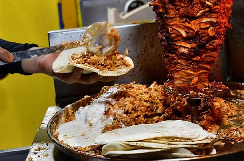 உணவு பாதுகாப்புத் துறை அதிகாரிகள் ஷவர்மா கடைகளில் தீவிர சோதனை
