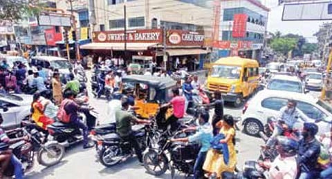 போக்குவரத்து நெரிசலில் திணறும் ஓசூர் - சீர்செய்ய களம் இறங்கும் ஆட்டோ ஓட்டுநர்கள்!