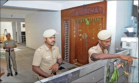 சென்னை தேனாம்பேட்டையில் உள்ள மின்வாரிய அதிகாரி காசியின் வீட்டில் வருமான வரித்துறை அதிகாரிகள் நேற்று சோதனையில் ஈடுபட்டனர். வீட்டின் வாசலில் பாதுகாப்புக்காக நிறுத்தப்பட்டிருந்த போலீஸார்.  படம்: ம.பிரபு