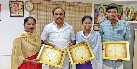 அர்ச்சகர் பயிற்சி முடித்து சான்றிதழ் பெற்ற ரம்யா, கிருஷ்ணவேணி, முத்துவேல் ஆகியோர் தொழிலாளர் நலன் மற்றும் திறன் மேம்பாட்டு துறை அமைச்சர் சி.வெ.கணேசனை சந்தித்து வாழ்த்து பெற்றனர்.