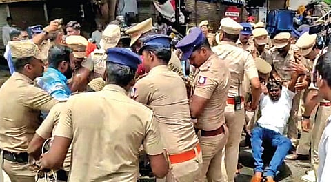 கேங்மேன் தேர்வில் தேர்ச்சி பெற்றவர்களுக்கு பணி நியமனம் வழங்கக் கோரி அண்ணா சாலையில் உள்ள மின்வாரிய தலைமை அலுவலக வளாகத்தில் நேற்று தீக்குளிக்கமுயன்றவர்களை போலீஸார் தடுத்து மருத்துவமனைக்கு அழைத்துச் சென்றனர்.