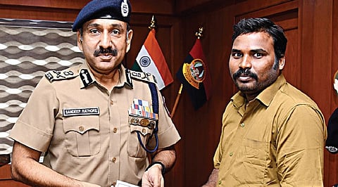 கூவத்தில் குதித்து பெண்ணை காப்பாற்றிய ஆட்டோ ஓட்டுநர் மகேஷைகாவல் ஆணையர் சந்தீப் ராய் ரத்தோர் நேரில் அழைத்து பாராட்டினார்.