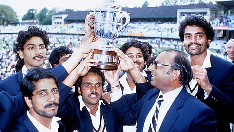 உலகக் கோப்பையுடன் அப்போதைய இந்திய அணி வீரர்கள்