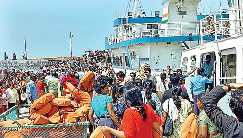 கன்னியாகுமரி கடலில் படகு பயணம் மேற்கொள்வதற்காக படகு தளத்தில் குவிந்துள்ள சுற்றுலா பயணிகள்.