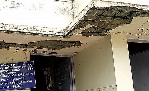 சிதிலமடைந்த நிலையில் காணப்படும் பூலுவபட்டி அங்கன்வாடி கட்டிடத்தின் மேற்கூரை.