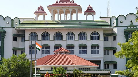 ‘ஊதிய நிலுவை வழங்க பணம் இல்லையெனில் பேருந்துகளை விற்றுத் தரவேண்டியது தானே!’ - உயர் நீதிமன்றம் ஆவேசம்