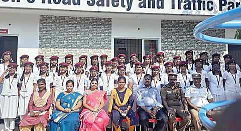 சாலை பாதுகாப்பு விழிப்புணர்வு பயிற்சி அளித்த போக்குவரத்து போலீஸாருடன் ஆதம்பாக்கம் டிஏவி பள்ளி மாணவிகள் மற்றும் ஆசிரியைகள்.