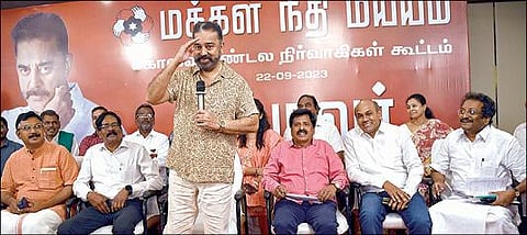 மக்களவைத் தேர்தல் முன்னேற்பாடுகள் தொடர்பாக, கோவையில் நேற்றுநடைபெற்ற மண்டல அளவிலான ஆலோசனைக் கூட்டத்தில் பேசிய மக்கள் நீதி மய்யம் கட்சித் தலைவர் கமல்ஹாசன். படம்:  ஜெ.மனோகரன்
