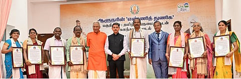 சென்னை கிண்டி ராஜ்பவன், பாரதியார் மண்டபத்தில் நேற்று நடைபெற்ற ஆளுநரின் ‘எண்ணித் துணிக – தமிழ்ச் சான்றோருடனான கலந்துரையாடல்’ தொடர் நிகழ்ச்சியின் 10-ம் பகுதியில், பன்னிரு திருமுறையை தமிழில் இருந்து மலையாளத்தில் மொழி பெயர்த்தவர்களை ஆளுநர் ஆர்.என்.ரவி பாராட்டி கவுரவித்தார்.