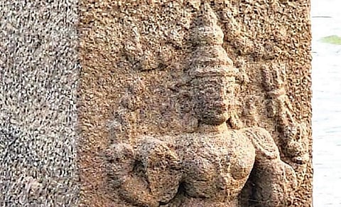 அரிய குமிழித்தூணில் 17-ம் நூற்றாண்டை சேர்ந்த வருணன் சிற்பம்!