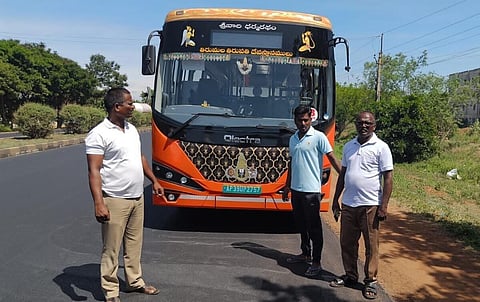 திருப்பதி பிரம்மோற்சவத்தில் தேவஸ்தானத்திற்கு சொந்தமான ரூ.2 கோடி மதிப்புள்ள மின்சார பேருந்தை மர்ம நபர்கள் நேற்று அதிகாலை திருடிச் சென்றனர். சார்ஜ் தீர்ந்து போனதால் நாயுடுபேட்டை அருகே பேருந்தை நிறுத்தி விட்டு மர்ம நபர்கள் தப்பியோடினர்.