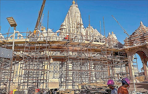 அமெரிக்காவில் நியூ ஜெர்சியில் அக்டோபர் 8-ல் திறக்கப்பட உள்ள நவீன யுகத்தில் உருவாக்கப்பட்ட மிகப்பெரிய சுவாமிநாராயண் அக் ஷர்தாம் கோயில்.படம்: பிடிஐ