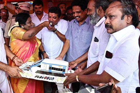 மதுரை ரயில் நிலையம் வந்த வந்தே பாரத் ரயிலை கேக் வெட்டி வரவேற்று கொடியசைத்து வழியனுப்பி வைத்த அமைச்சர் பழனிவேல் தியாகராஜன் பாண்டிச்சேரி துணைநிலை ஆளுநர் தமிழிசை, மத்திய அமைச்சர் எல்.முருகன், எம்பி சு.வெங்கடேசன். படம்: நா.தங்கரத்தினம்.