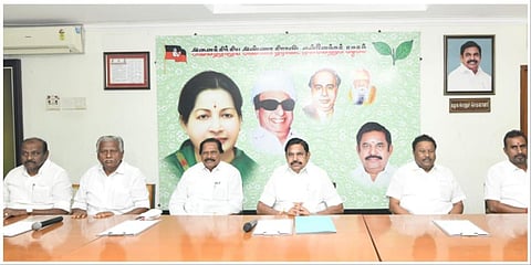 அதிமுக பொதுச் செயலாளர் எடப்பாடி பழனிசாமி தலைமையில் மாவட்டச் செயலாளர்கள் கூட்டம் நடைபெற்றது.
