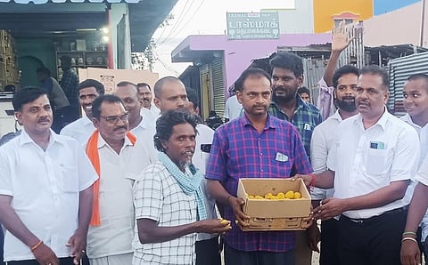 செஞ்சி ஒழுங்குமுறை விற்பனைகூடம் எதிரே டாஸ்மாக் கடை திறந்ததற்கு எதிர்ப்பு தெரிவித்து இனிப்பு கொடுத்து நூதனப் போராட்டம் நடைபெற்றது.  
