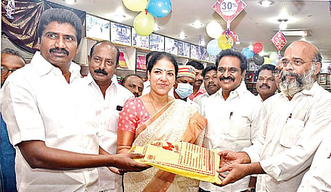 காஞ்சிபுரம் கோ-ஆப்டெக்ஸ் விற்பனை நிலையத்தில் தீபாவளி சிறப்பு விற்பனையை தொடங்கி வைக்கிறார் மாவட்ட ஆட்சியர் கலைச்செல்வி. உடன் காஞ்சிபுரம் எம்.பி. க.செல்வம், எம்எல்ஏ சி.வி.எம்.பி.எழிலரசன்.