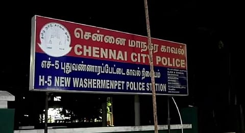 புகைப்படத்தை ஆபாசமாக சித்தரித்து இணையதளத்தில் வெளியிடுவதாக நகை, பணம் கேட்டு மாணவிக்கு மிரட்டல்