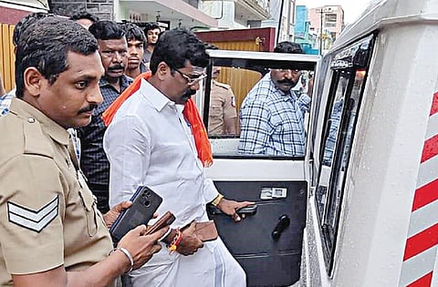 வேலூரில் கைது செய்யப்பட்ட இந்து முன்னணி கோட்ட  தலைவர் மகேஷ். (அடுத்தபடம்)