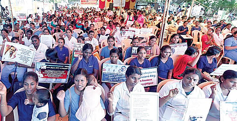 உயர் நீதிமன்ற உத்தரவின்படி மீண்டும் பணி வழங்கக் கோரி சென்னை வள்ளுவர் கோட்டம் அருகே நேற்று உண்ணாவிரதப் போராட்டத்தில் ஈடுபட்ட எம்ஆர்பி கோவிட் செவிலியர்கள். படம்: ம.பிரபு