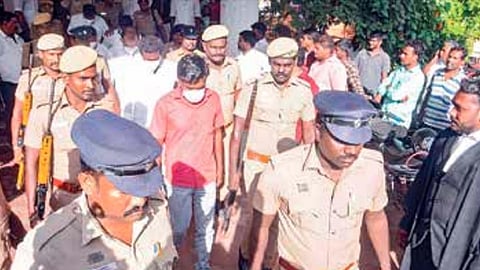 முன்னாள் ஊராட்சி மன்றத் தலைவர் கொலை வழக்கில் ஆயுள் தண்டனை பெற்ற 6 பேரை பலத்த பாதுகாப்புடன் அழைத்துச் செல்லும் போலீஸார்.