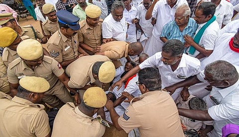 தஞ்சாவூர் மாவட்ட ஆட்சியரகத்தில் காத்திருப்புப் போராட்டத்தில் ஈடுபட்ட விவசாயிகளை வலுக்கட்டாயமாக கைது செய்த காவல் துறையினர். | படங்கள் ஆர். வெங்கடேஷ்