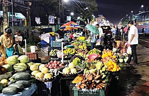 சந்தை கடையாகும் ஜிஎஸ்டி சாலை: கூடுவாஞ்சேரியில் ஆக்கிரமிப்பு கடைகளால் வாகன ஓட்டிகள் அவதி