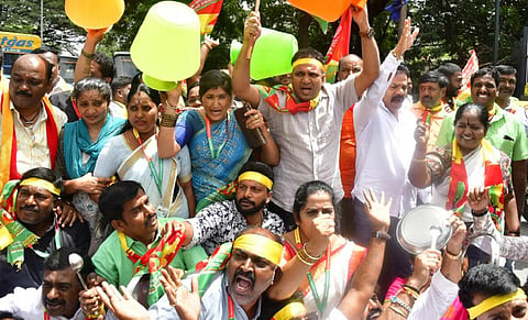 போராட்டத்தில் ஈடுபட்ட கன்னட அமைப்பினர் | படம்: முரளி குமார்
