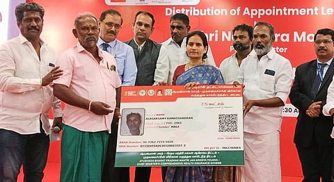 மதுரையில் பயனாளி ஒருவருக்கு ஆயுஷ்மான் திட்டத்தின் காப்பீடு அட்டை வழங்குகிறார் மத்திய சுகாதாரத்துறை இணை அமைச்சர் பாரதி பிரவீன் பவார்.