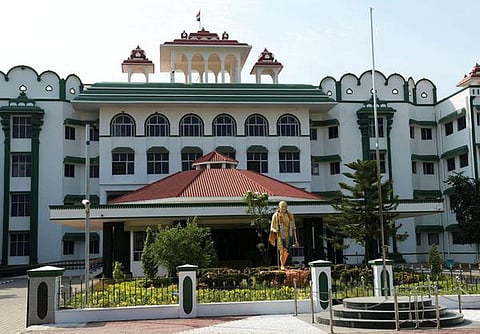நெல்லை, குமரி மாவட்டத்திலிருந்து கேரளாவுக்கு தினமும் 750 லாரிகளில் கனிமம் எடுத்து செல்லலாம் - உயர் நீதிமன்றம் உத்தரவு