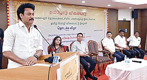 சென்னை தி.நகரில் பள்ளி மாணவர்களுக்கு இடையேயான ‘தமிழோடு விளையாடு’ வினாடி வினா போட்டி தொலைக்காட்சி நிகழ்ச்சியை பள்ளி கல்வித் துறை அமைச்சர் அன்பில் மகேஸ் நேற்று தொடங்கி வைத்தார். உடன், தமிழ்நாடு தனியார் பள்ளி சங்கங்களின் கூட்டமைப்பு மாநில பொதுச்செயலாளர் டி.சி.இளங்கோவன், தலைவர் எஸ்.ராஜா உள்ளிட்டோர். படம்: ம.பிரபு