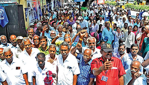 அகவிலைப்படி உயர்வு உள்ளிட்ட பல்வேறு கோரிக்கைகளை வலியுறுத்தி, சென்னை பல்லவன் இல்லம் தலைமையகத்தில் போக்குவரத்து ஓய்வூதியர்கள் (சிஐடியு) காத்திருப்பு போராட்டத்தில் ஈடுபட்டனர். படம்: ம.பிரபு
