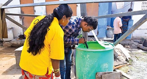 கோவை மாநகராட்சி 88-வது வார்டுக்குட்பட்ட ஜே.ஜே.நகர் மற்றும் அதன் சுற்றுப்புறப் பகுதிகளில் டெங்கு தடுப்புப் பணியில் ஈடுபட்டுள்ள பணியாளர்கள்.