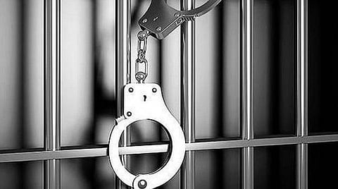 பட்டா வழங்க லஞ்சம் - விஏஓ உள்ளிட்ட 2 பேர் கைது
