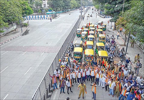 காவிரி ஆற்றில் இருந்து தமிழகத்துக்கு தண்ணீர் திறந்து விடுவதற்கு எதிர்ப்பு தெரிவித்து பெங்களூருவில் நேற்று ஆர்ப்பாட்டத்தில் ஈடுபட்ட கன்னட அமைப்பினர்.படம்: பிடிஐ