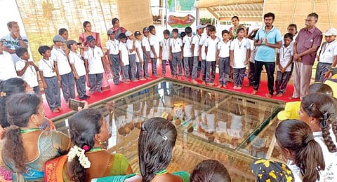 ஆதிச்சநல்லூர் ஆன் சைட் மியூசியத்தை பார்வையிட்ட பள்ளி மாணவ, மாணவிகள்