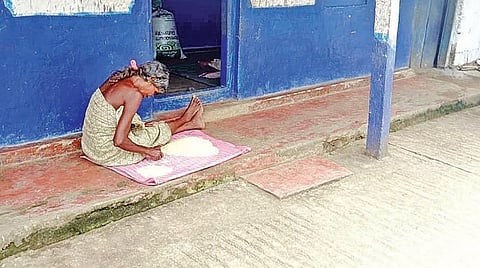 நீலகிரி மாவட்டம் பந்தலூரில் அரிசியிலிருந்து ஊட்டச்சத்துகள் நிறைந்த செறிவூட்டப்பட்ட அரிசியை பிரித்தெ டுக்கும் பணியில் ஈடுபட்டுள்ள பழங்குடியின பெண்.