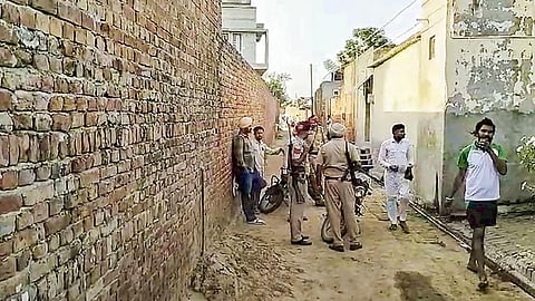 பஞ்சாப் மாநிலம் பதிண்டாவில் சோதனை நடந்த வீட்டின் வெளியே காவலுக்கு நின்ற பாதுகாப்பு படையினர். படம்: பிடிஐ