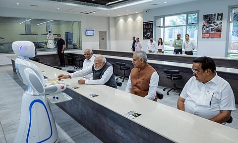 குஜராத் மாநிலம் அகமதாபாத்தில் துடிப்பான குஜராத் சர்வதேச உச்சி மாநாடு நேற்று நடைபெற்றது. இந்த மாநாட்டில் பங்கேற்ற பிரதமர் நரேந்திர மோடி, மாநில ஆளுநர் ஆச்சார்ய தேவ்விரத் மற்றும் முதல்வர் பூபேந்திர படேலுக்கு டீ வழங்கிய ரோபோ. படம்: பிடிஐ