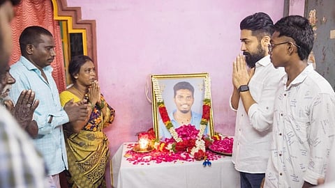 ரசிகரின் குடும்பத்துக்கு சூர்யா நேரில் ஆறுதல்